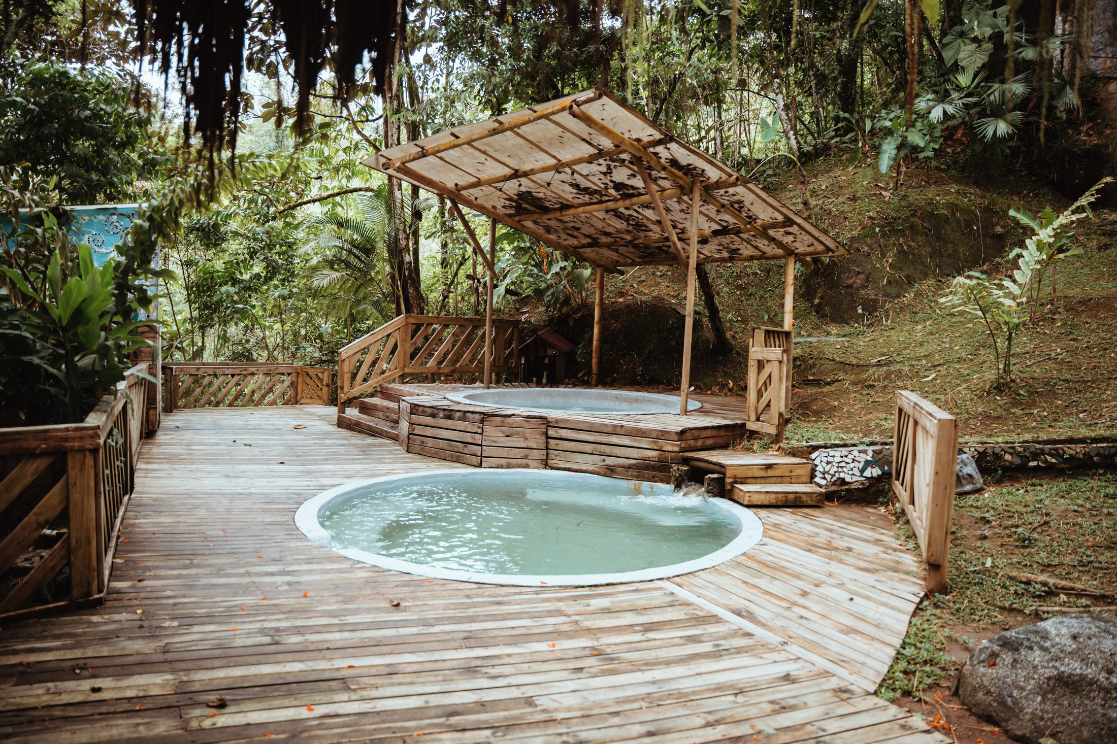 Jacuzzi tucked into the forest at Tierra de Agua